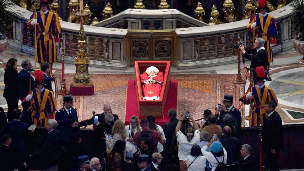 Il feretro di papa Francesco nella Basilica di San Pietro (foto Vatican Media)