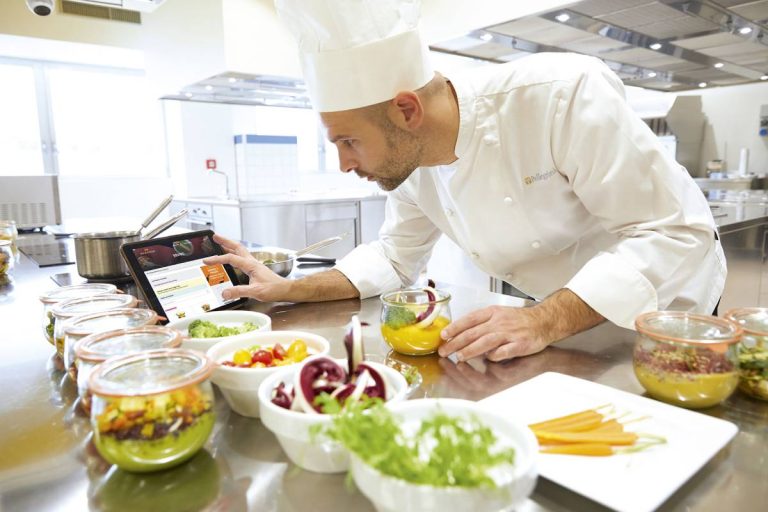 Un dipendente della Pellegrini Ristorazione