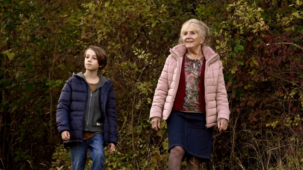 Una scena del film Sotto le foglie