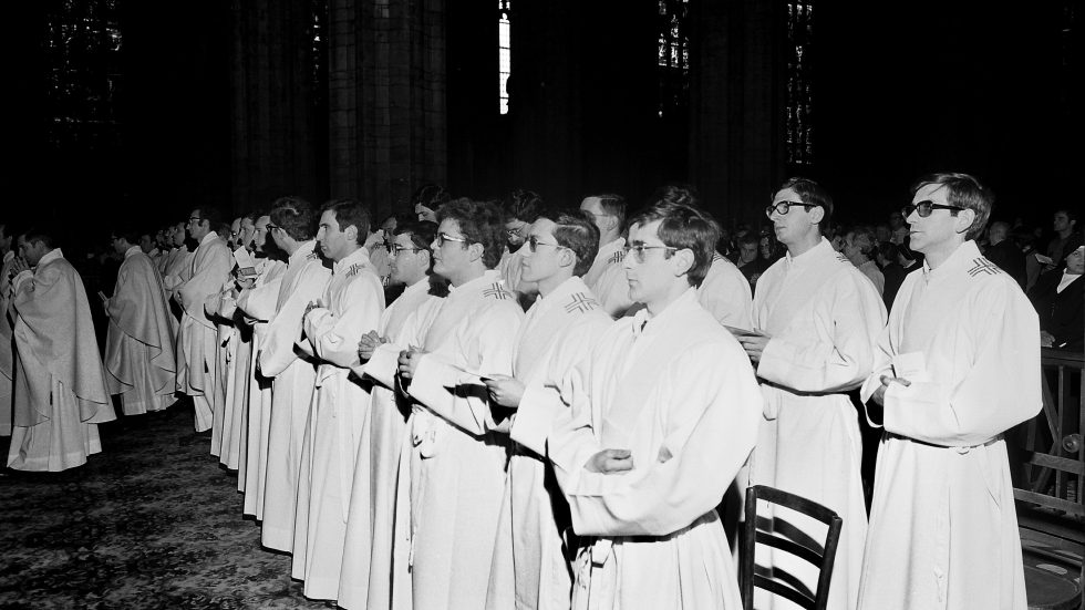 Il 7 giugno 1975 il cardinale Giovanni Colombo ordina il giovane prete Mario Delpini