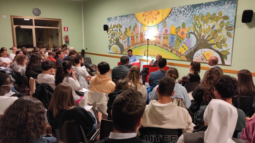 Un momento dell'incontro tra l'Arcivescovo e i giovani che ha aperto la visita pastorale