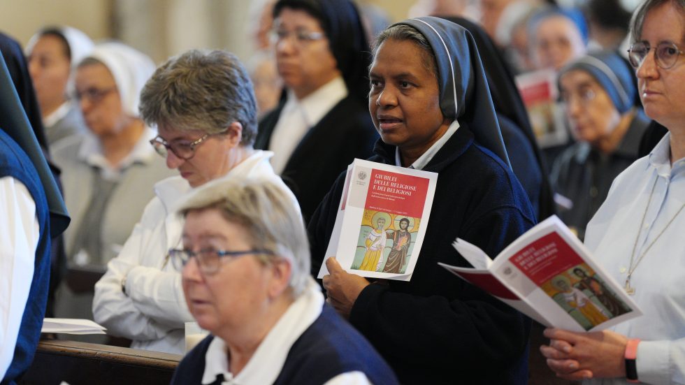 DPF03418 Alcune religiose presenti alla celebrazione (Agenzia Fotogramma)