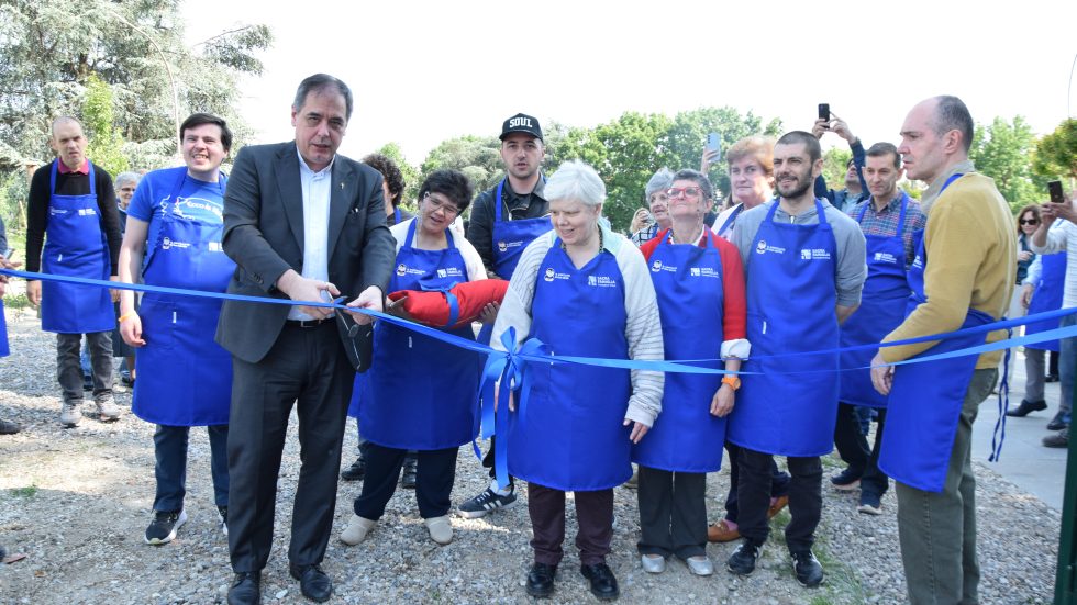 DSC_9823 Il taglio del nastro da parte del presidente di Sacra Famiglia monsignor Bruno Marinoni
