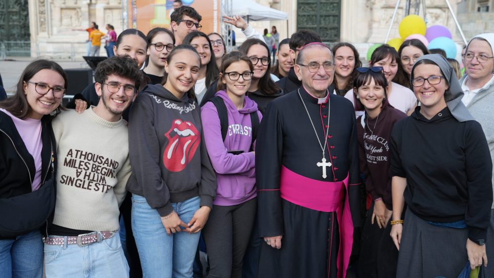 Delpini animatori oratori Mons. Delpini insieme ad alcuni animatori degli oratori diocesani