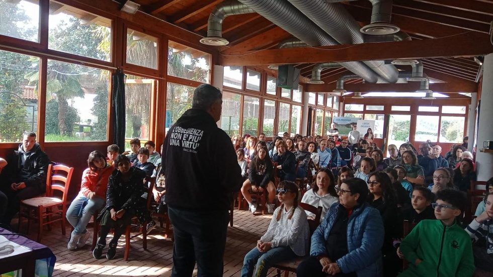 Don Massimo Mapelli parla alla Masseria