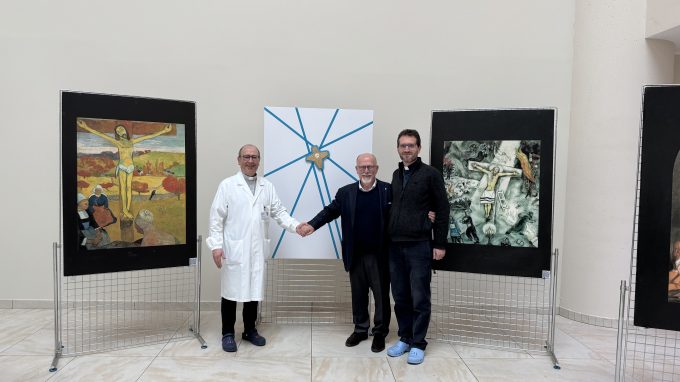 Le croci e la croce di Acutis in mostra al San Gerardo