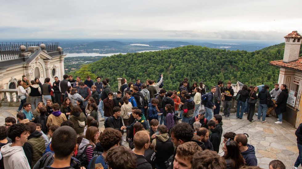 Gli universitari riuniti al Sacro Monte (Agenzia Fotogramma)