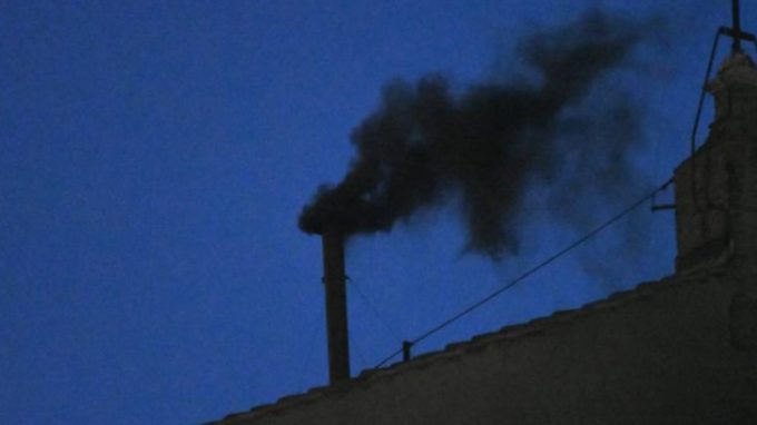 Conclave, è nera la prima fumata