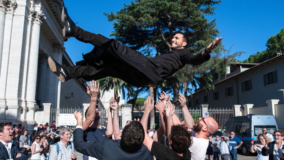 20240622-Roma-Ordinazioni-diaconato-benzoni Don Tommaso Benzoni nella festa seguita all'ordinazione diaconale