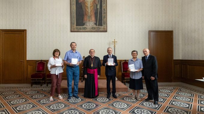Onorificenze pontificie in Curia