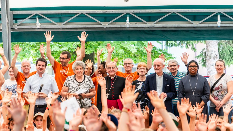 DEE_ITL_DELPINI_ORATORI_CANTU_062025-27 L'Arcivescovo tra i ragazzi dell'oratorio della Comunità pastorale Madonna delle Grazie (foto Agenzia Fotogramma)