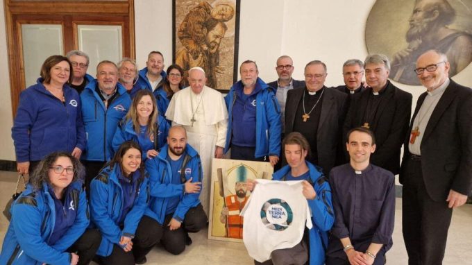 Don Mattia Ferrari ricevuto da papa Francesco insieme a una delegazione di Mediterranea Saving Humans