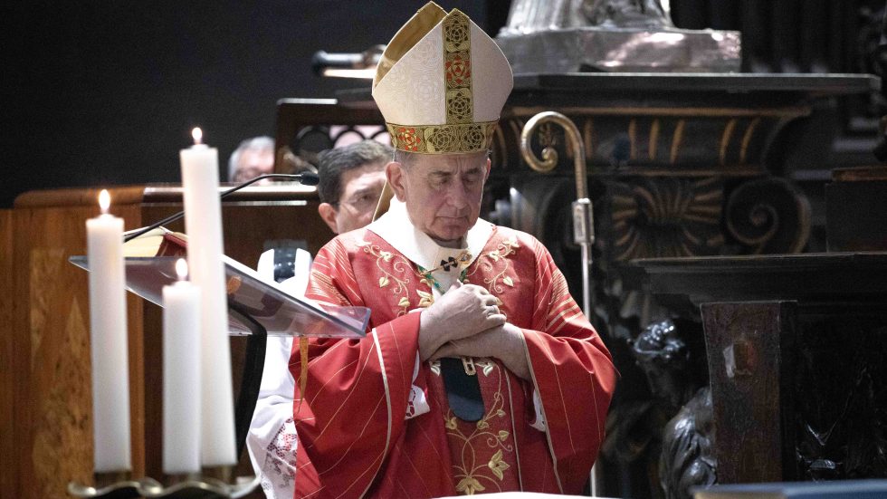 L'Arcivescovo raccolto in preghiera (Agenzia Fotogramma)