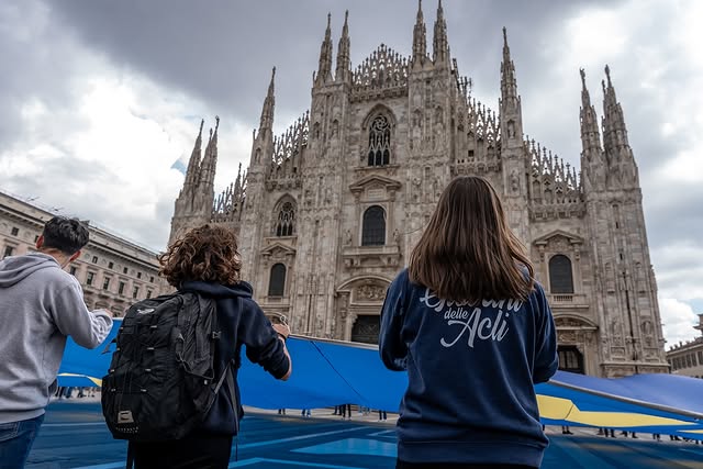 Giovani delle Acli in piazza Duomo a Milano