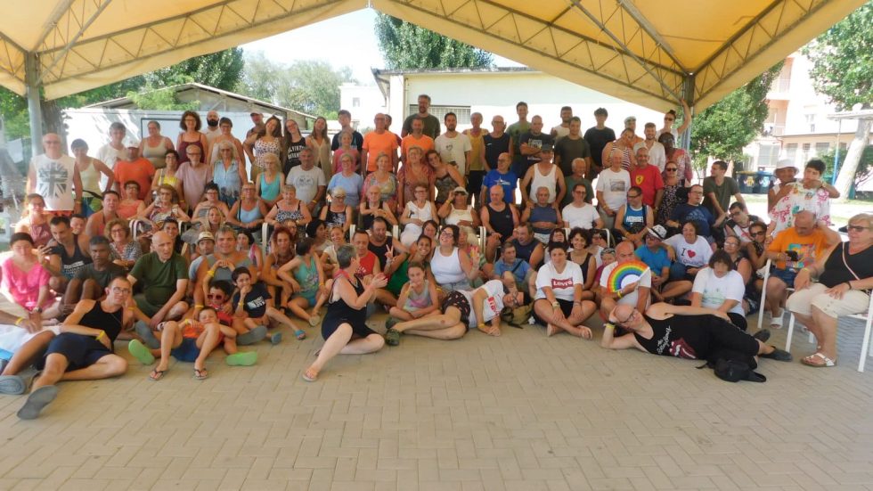 Tu con noi Foto di gruppo per ragazzi con disabilità e volontari dell'Associazione Tu per Noi in vacanza nel 2024
