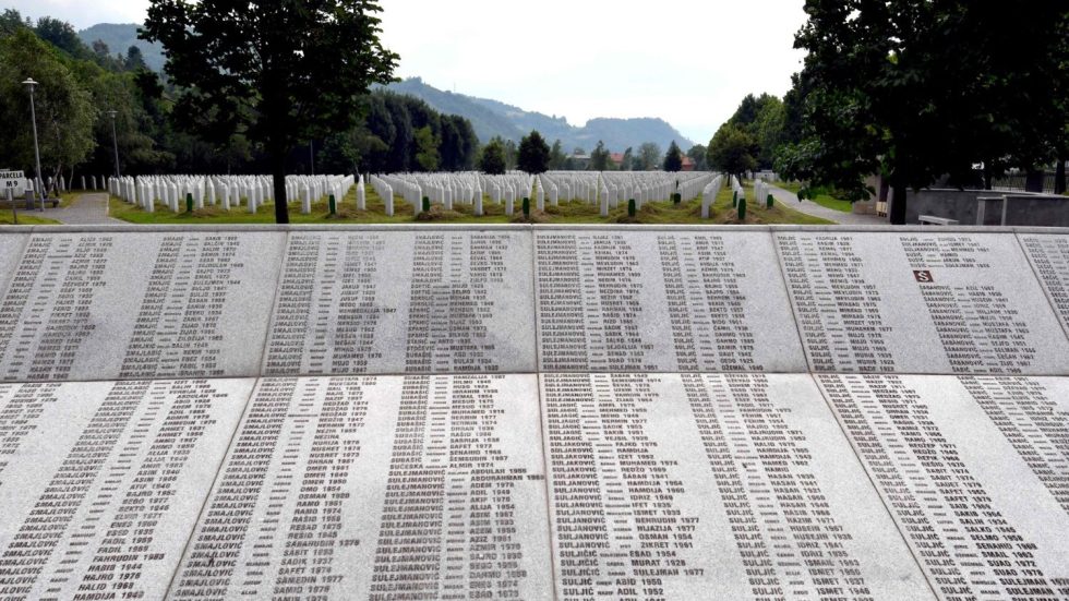 I nomi delle 8327 vittime del genocidio nel memoriale di Potocari (foto Vatican News)