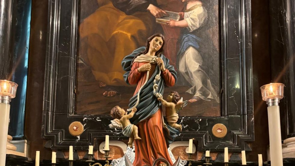 A Saronno la Madonna che scioglie i nodi