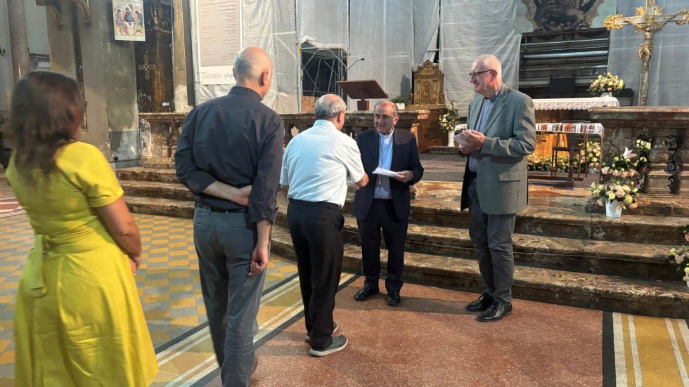 L'Arcivescovo consegna la Carta dei Valori