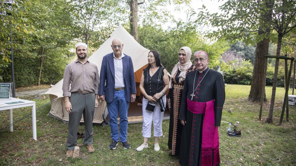 L'Arcivescovo Mario Delpini con alcuni promotori dell'evento alla Tenda del Lutto