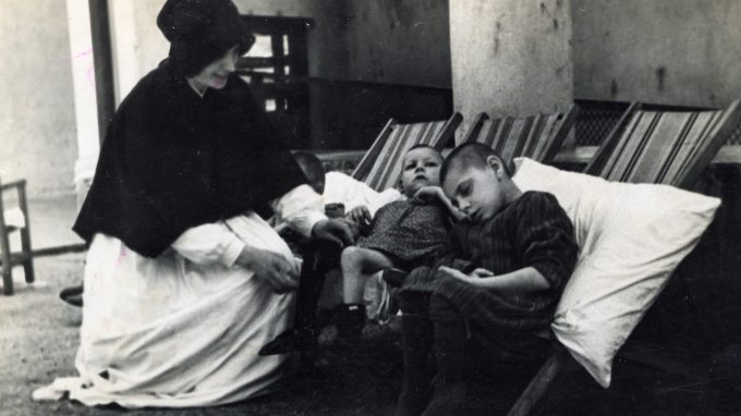 Sacra Famiglia: una mostra fotografica sulla presenza delle Suore di Maria Bambina a fianco dei fragili