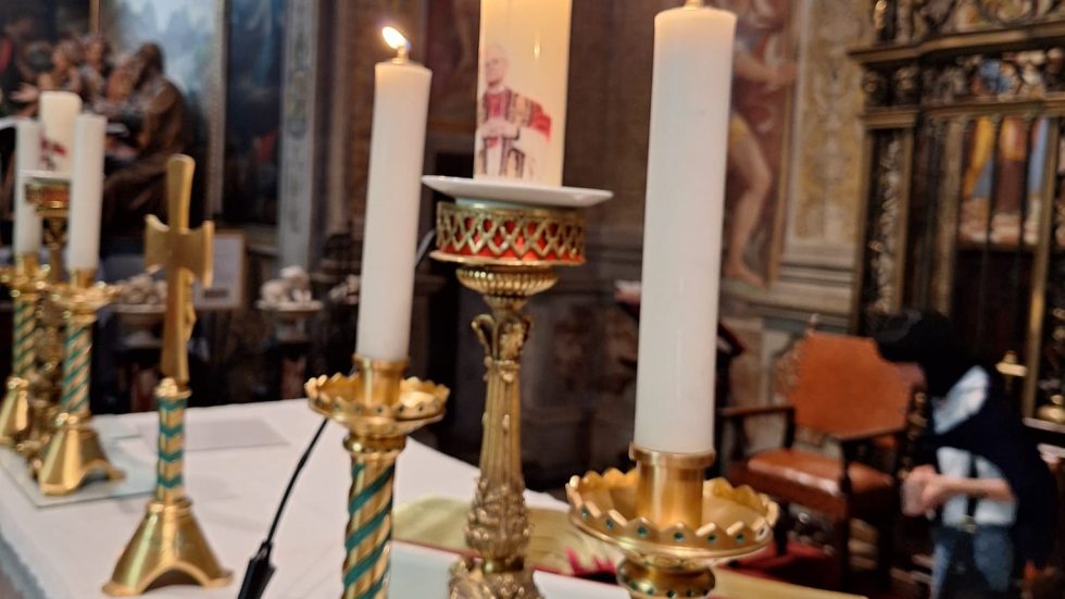 In preghiera per papa Leone, alla vigilia dei suoi 70 anni