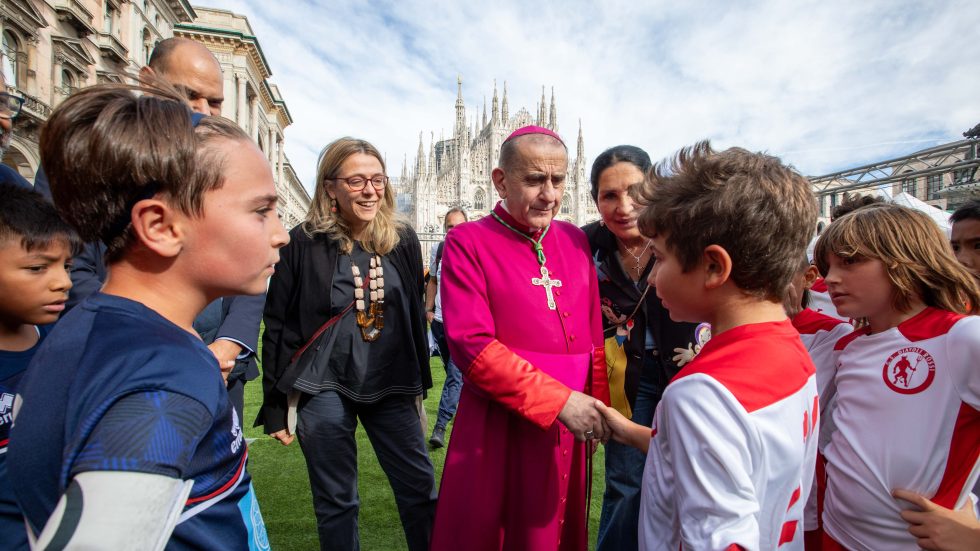 L'Arcivescovo con un giovanissimo atleta in occasione della festa in piazza Duomo per gli 80 anni del Csi (Agenzia Fotogramma)