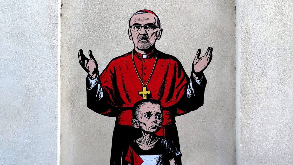 Il murale apparso sulla facciata della Curia