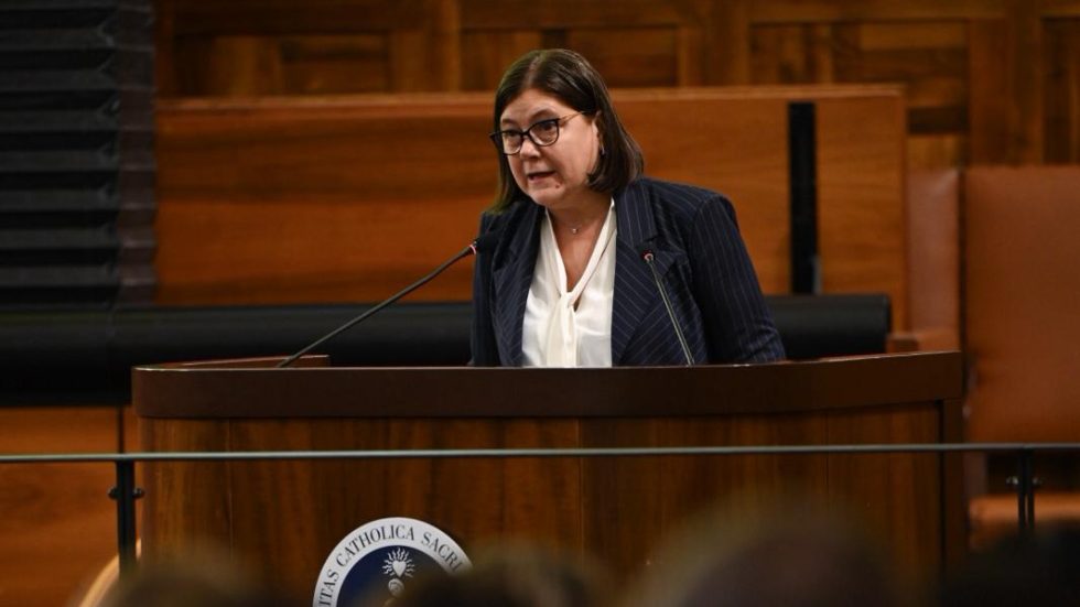 Elena Beccalli Elena Beccalli parla da un podio in legno durante un intervento pubblico, davanti a un pubblico seduto.