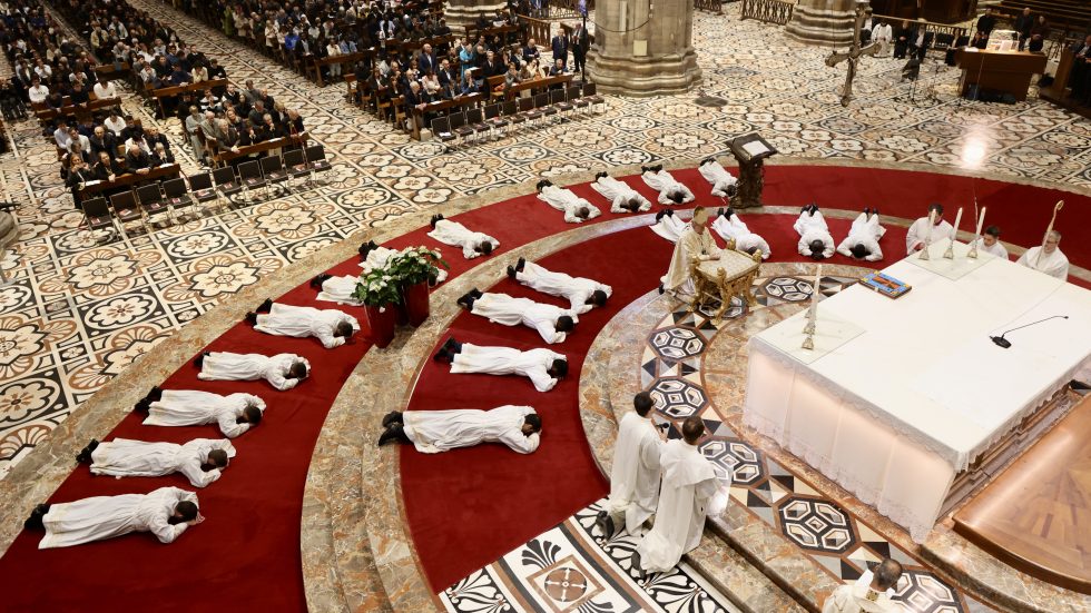 Delpini ai diaconi: «Fatevi avanti di fronte alla sapienza ottusa del mondo»
