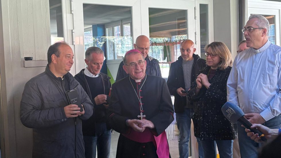 L'Arcivesvcovo insieme al vicesindaco Anna Scavuzzo e ai sacerdoti della parrocchia