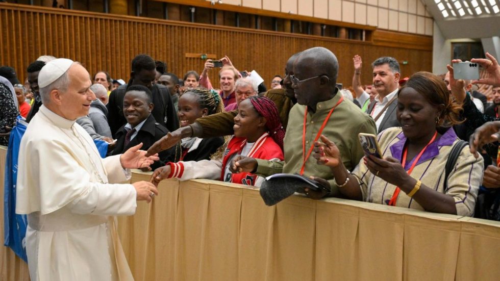 Il Papa in Aula Paolo VI per l’udienza ai Movimenti popolari (@Vatican Media) Il Papa in Aula Paolo VI per l'udienza ai Movimenti popolari (@Vatican Media)