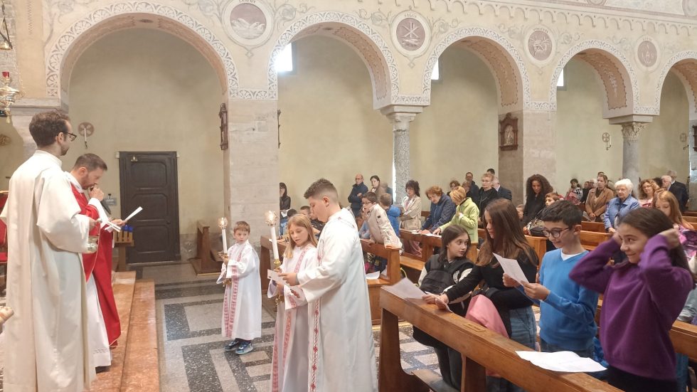 Ragazzi sincronizzati con il cielo guardando ad Acutis