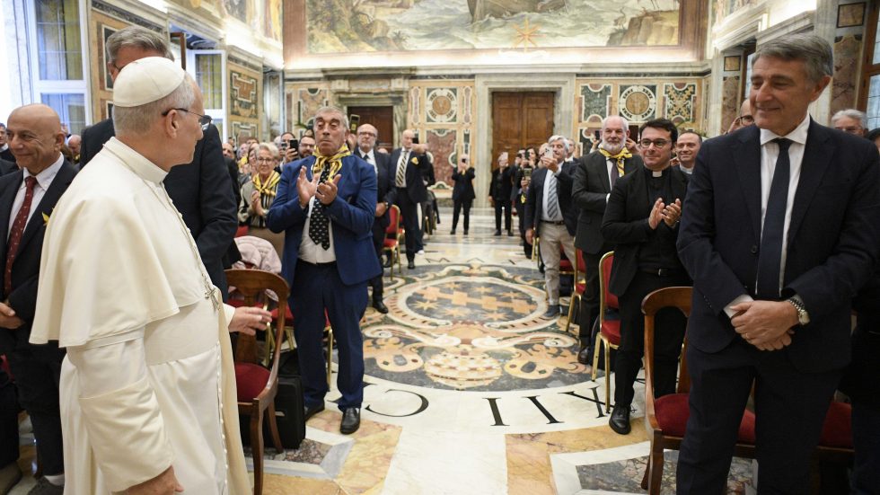 SZA2032 Luciano Gualzetti (a destra) durante l'udienza dal Papa (foto Vatican Media / Sir)