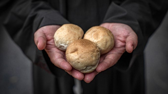 La nuova povertà ha un volto, non è solo numeri