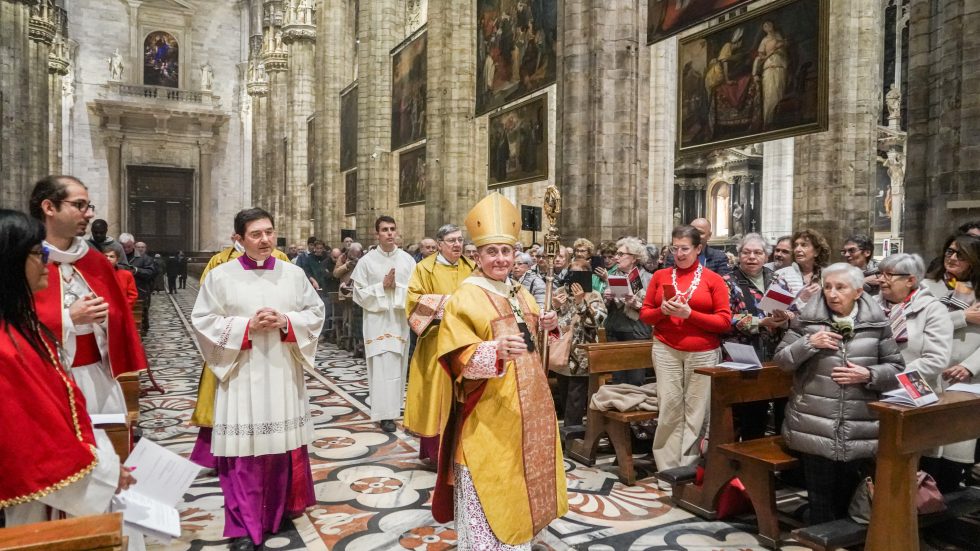 DEE_MESSA_SANCARLO-15 L'Arcivescovo saluta i fedeli all'inizio del Pontificale (Agenzia Fotogramma)