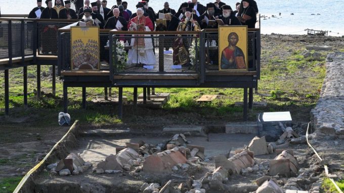 La preghiera del Papa e del patriarca Bartolomeo sui resti della Basilica di San Neofito a İznik (@Vatican Media)