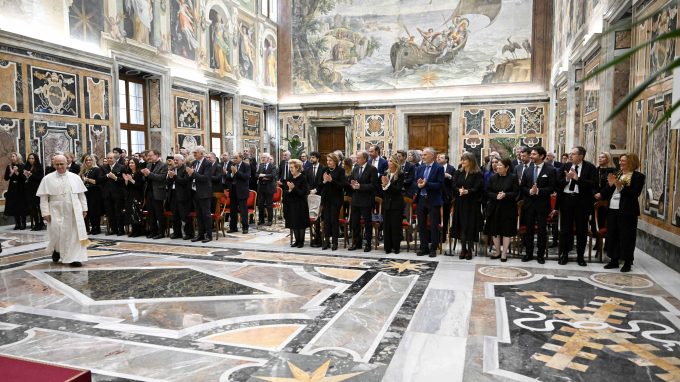 Leone XIV: «Intelligenza artificiale, servono politiche che proteggano la dignità dei minori»