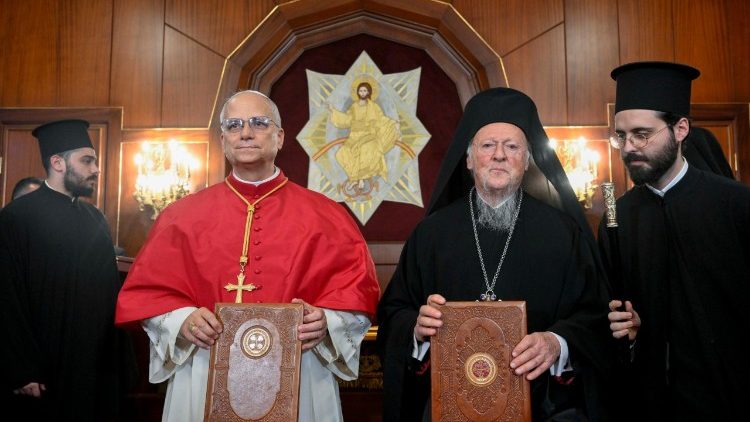 Papa Leone XIV e il Patriarca ecumenico di Costantinopoli con la Dichiarazione congiunta appena firmata.   (@Vatican Media)