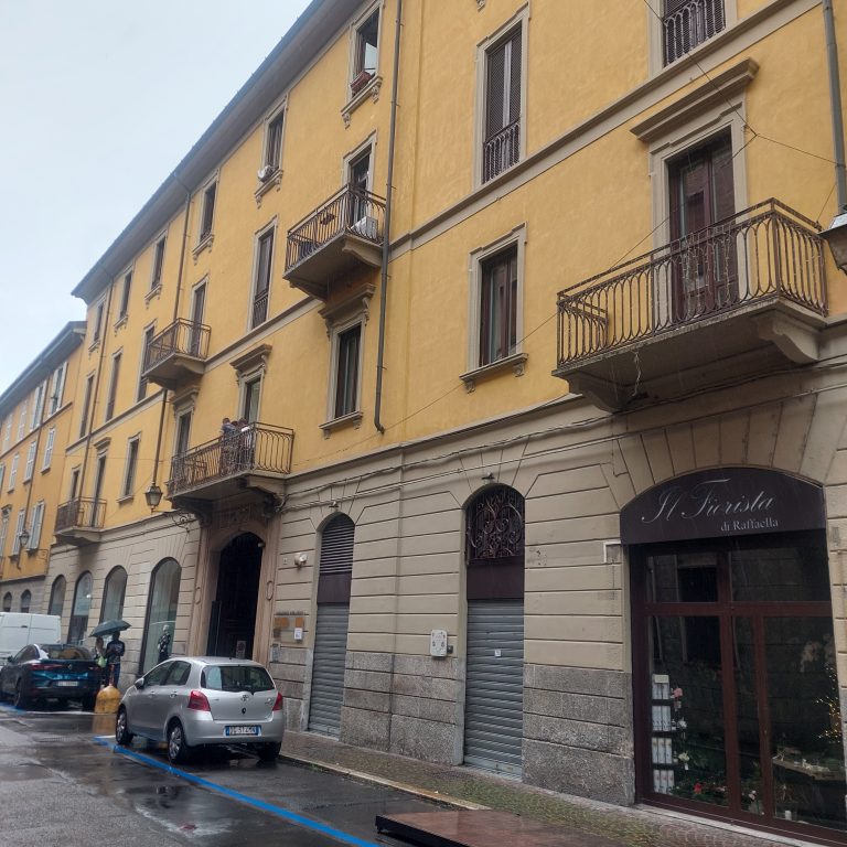 L'edificio in via Fratelli Cairoli