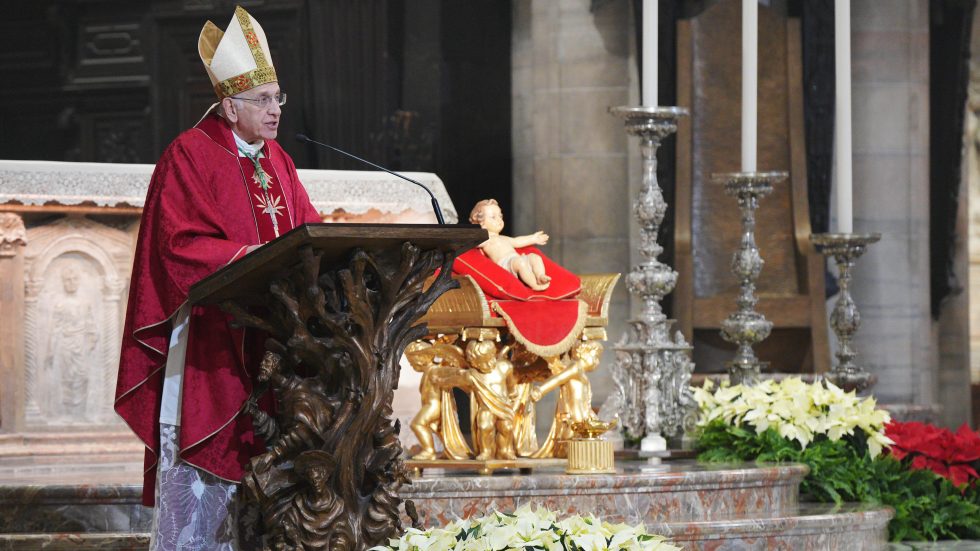 Monsignor Agnesi durante l'omelia (Agenzia Fotogramma)
