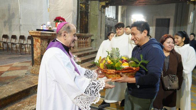 Delpini ai migranti: «Custodite la gioia di Dio che sconfigge il male del mondo»