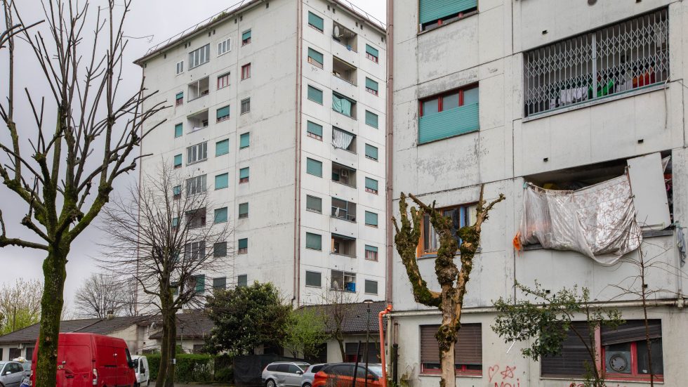 Sopralluogo di una delegazione di ALER alle case Popolari di via Quarti Sopralluogo di una delegazione di ALER alle case Popolari di via Quarti in preda al degrado tra occupanti abusivi e invasione di topi (Fotogramma / IPA)