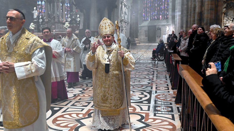 L'Arcivescovo benedice i fedeli (Agenzia Fotogramma)