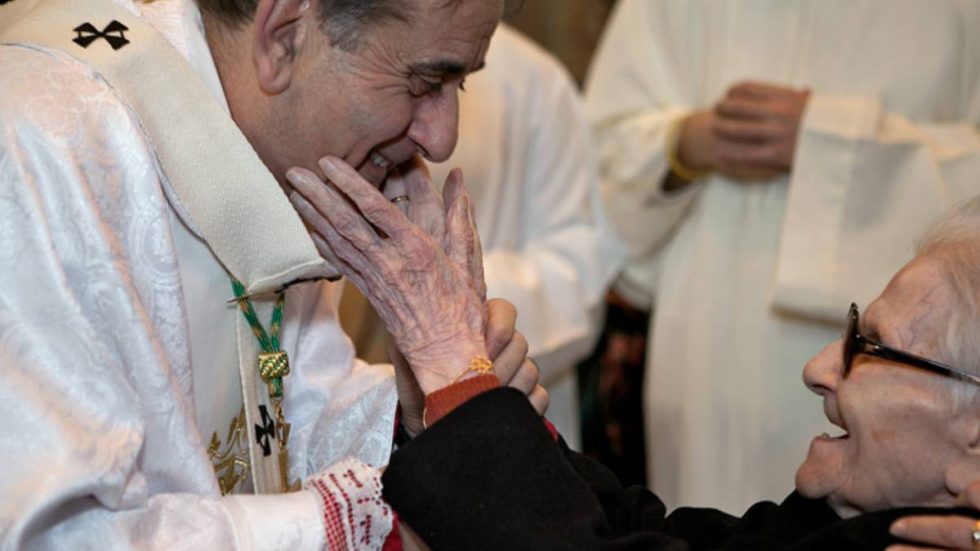 Monsignor Delpini con un'ospite dell'Istituto