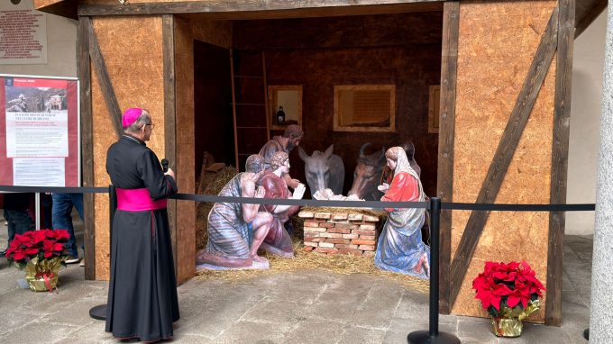 Nel cortile dell’Arcivescovado un presepe che riproduce una cappella del Sacro Monte di Varese