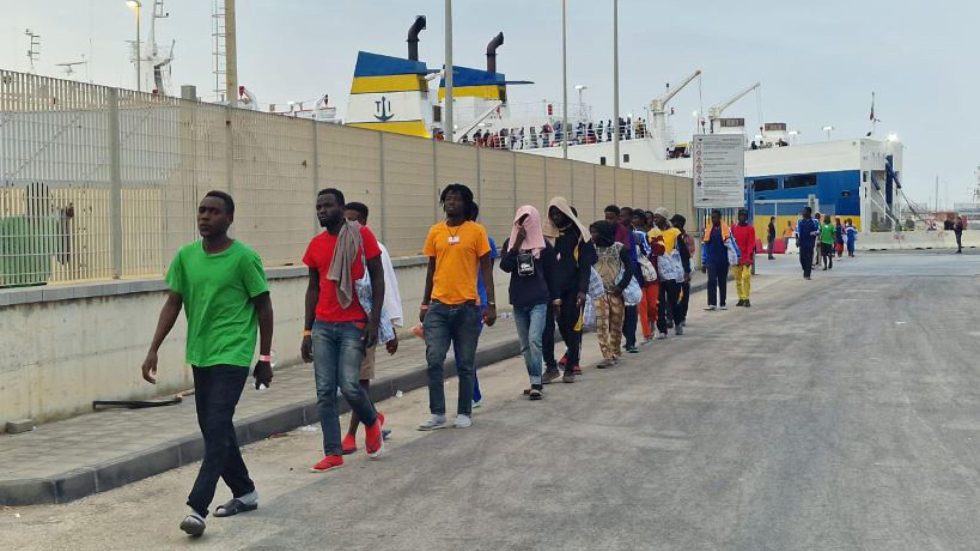 Migranti: ripresi trasferimenti da Lampedusa a Porto Empedocle Alcuni migranti nell'hotspot di Lampedusa (Foto ANSA/SIR)