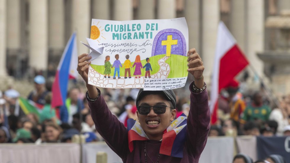 Giubileo dei migranti Un fedele durante la la Santa Messa per il Giubileo dei Migranti (Foto Siciliani - Gennari/SIR)