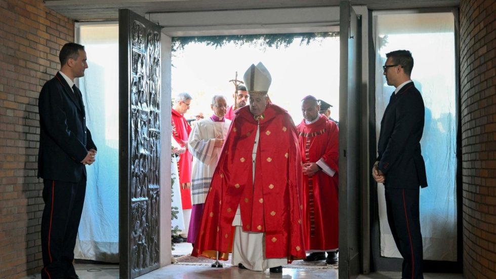 Papa Francesco apre la Porta Santa a Rebibbia (Vatican Media)