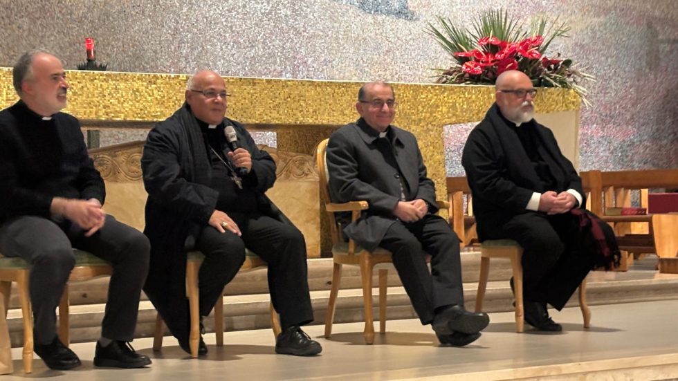 WhatsApp Image 2025-12-13 at 08.57.42 (4) Da sinistra: don Carlo Giorgi, il vescovo Essayan, l'arcivescovoo Delpini e padre Bruté De Rémur