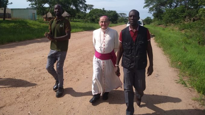 Canti, balli e grida di gioia: l’accoglienza dell’Arcivescovo in Africa